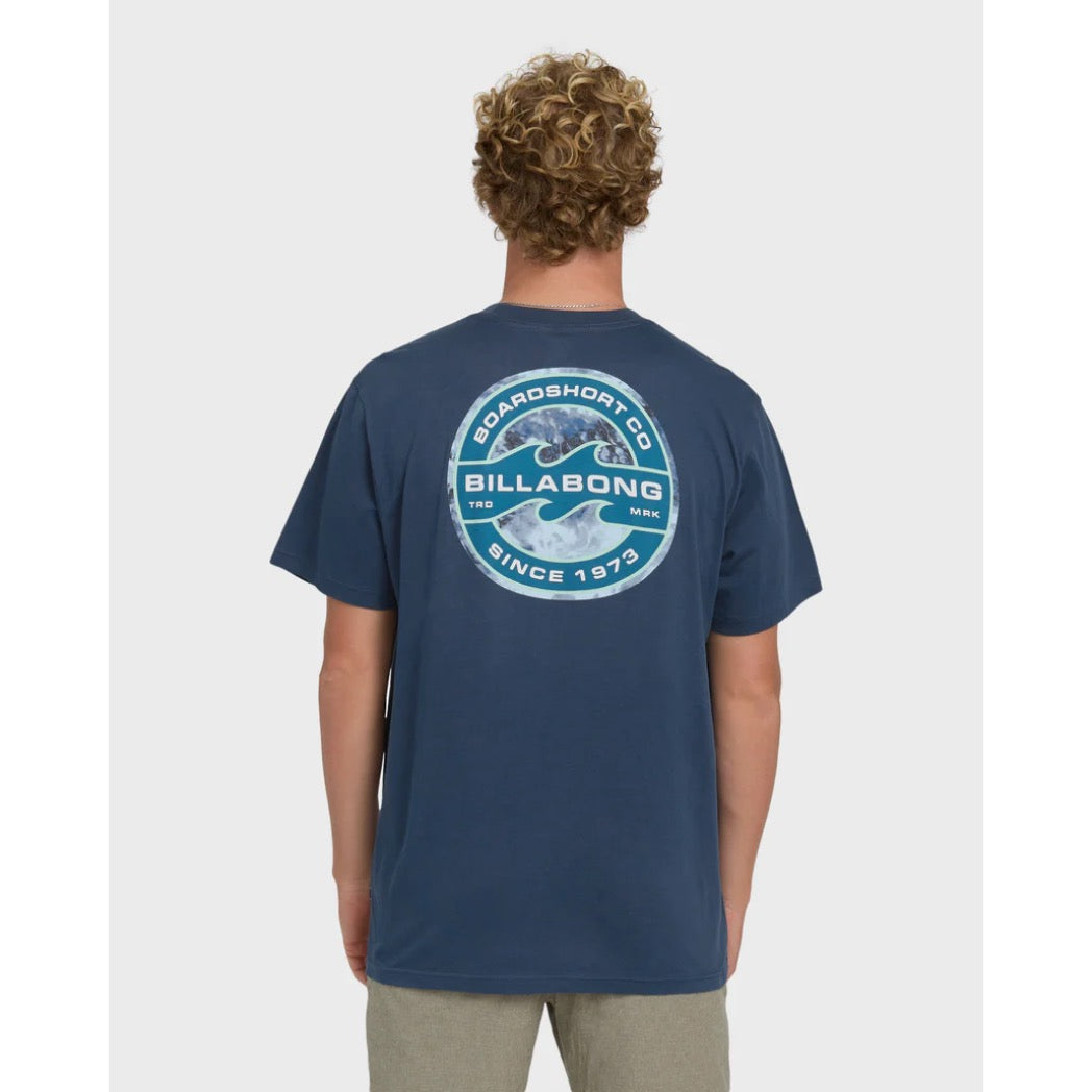 BILLABONG - HOLLOW FILL PREMIUM SS TEE | Dark Denim