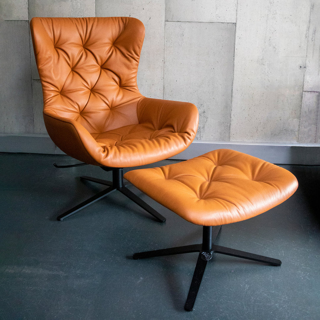 freifrau | leya ottoman | x-base frame | cairo cognac leather + chesterfield stitch