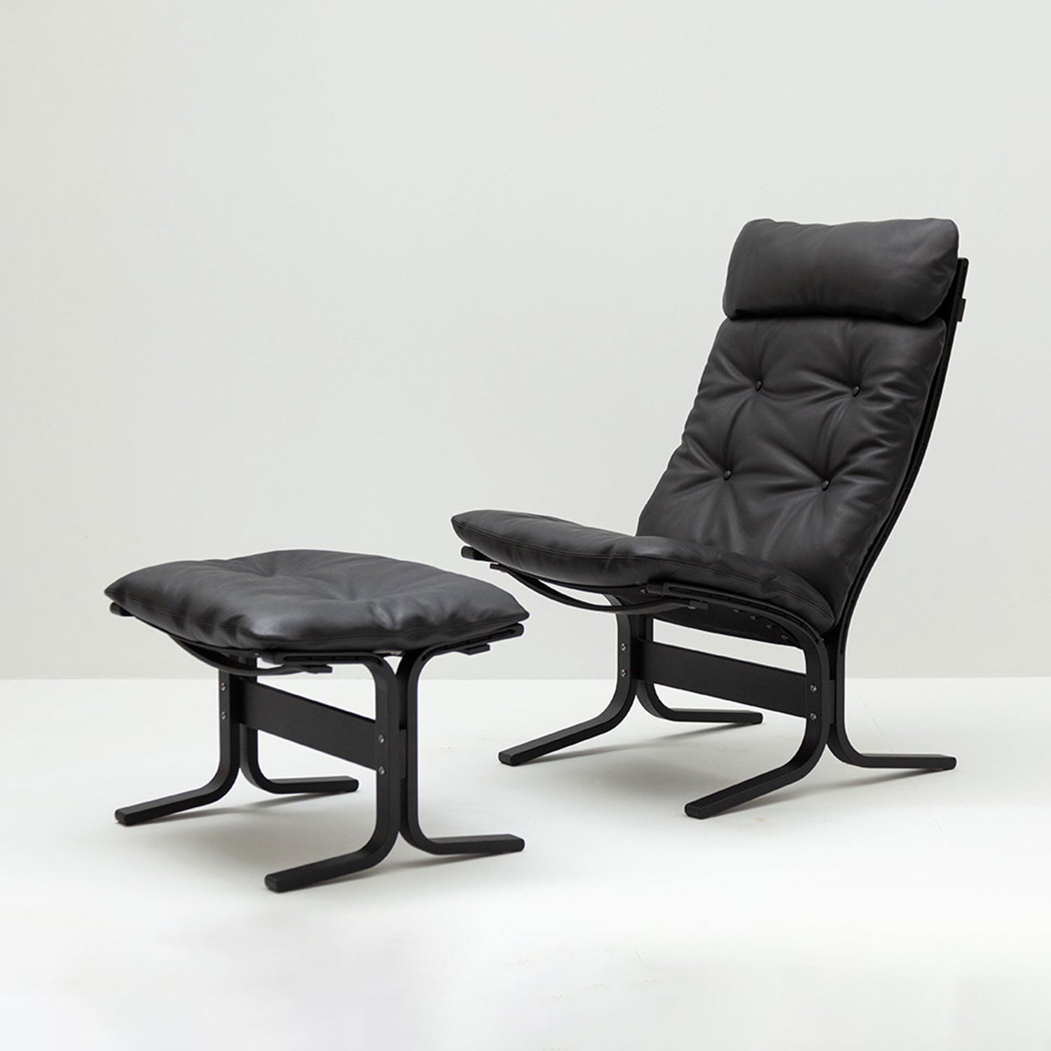 hjelle | siesta classic 304 footstool | black oak + hemsen HA19 leather