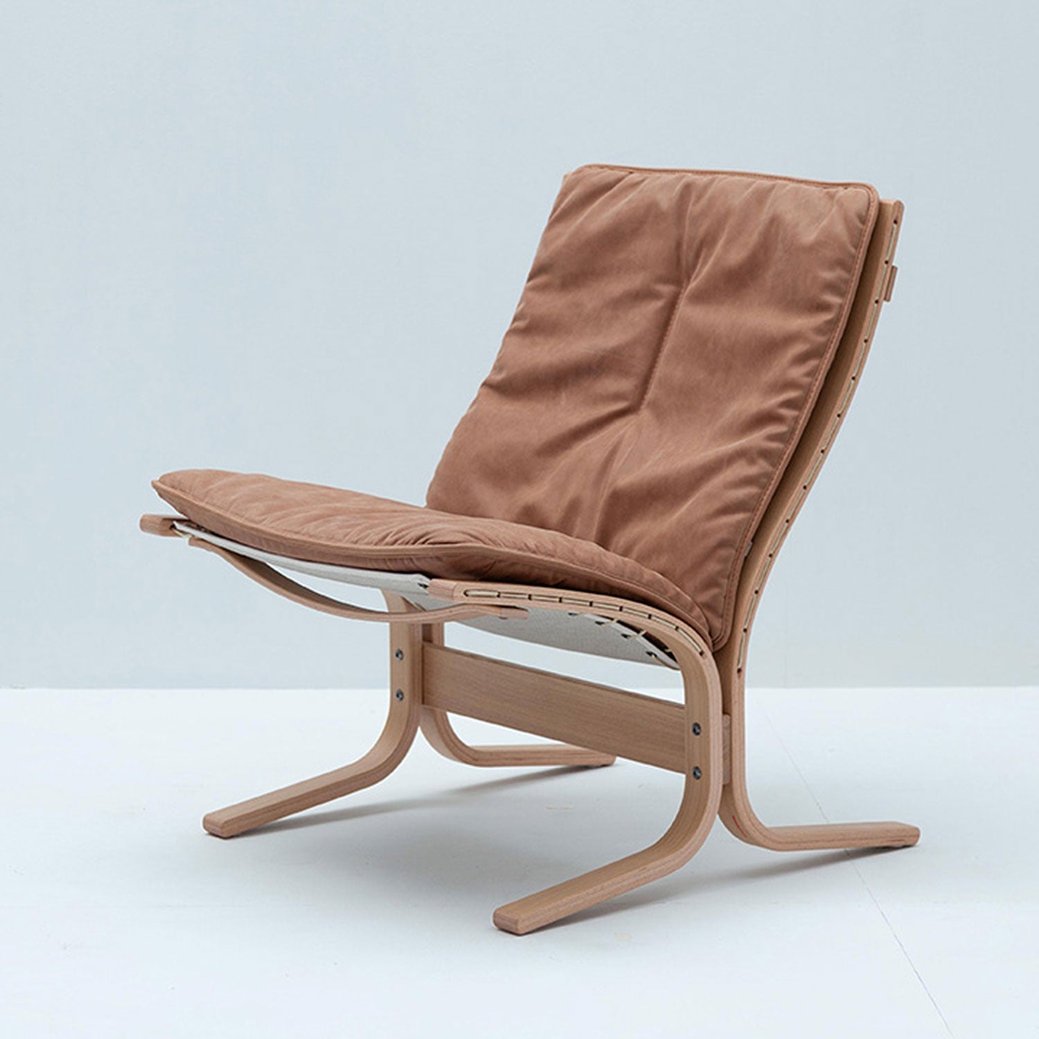 hjelle | siesta fiora 307 chair | low back | oak + dunes 21004 leather