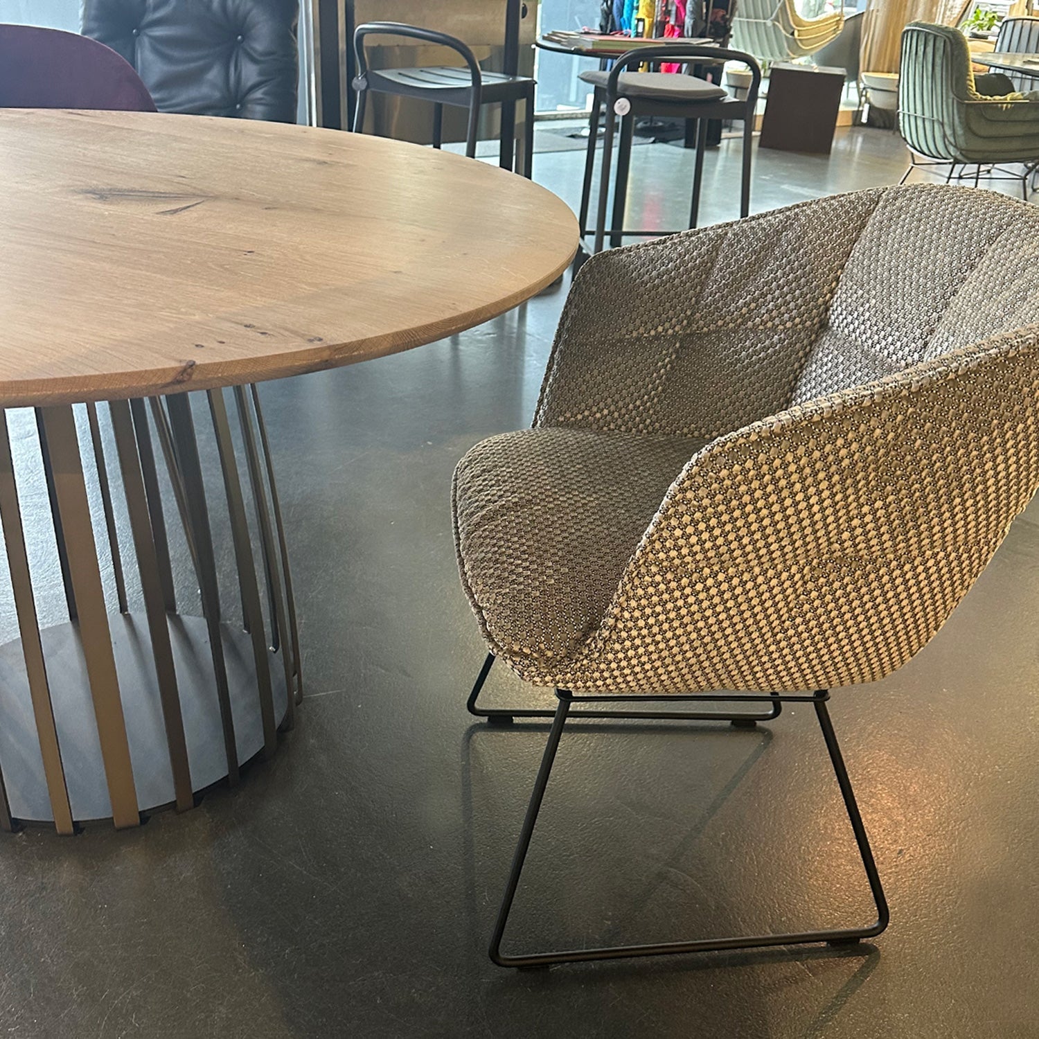 janua | bc 07 basket table round | white pigmented oak + bronze base 125cm