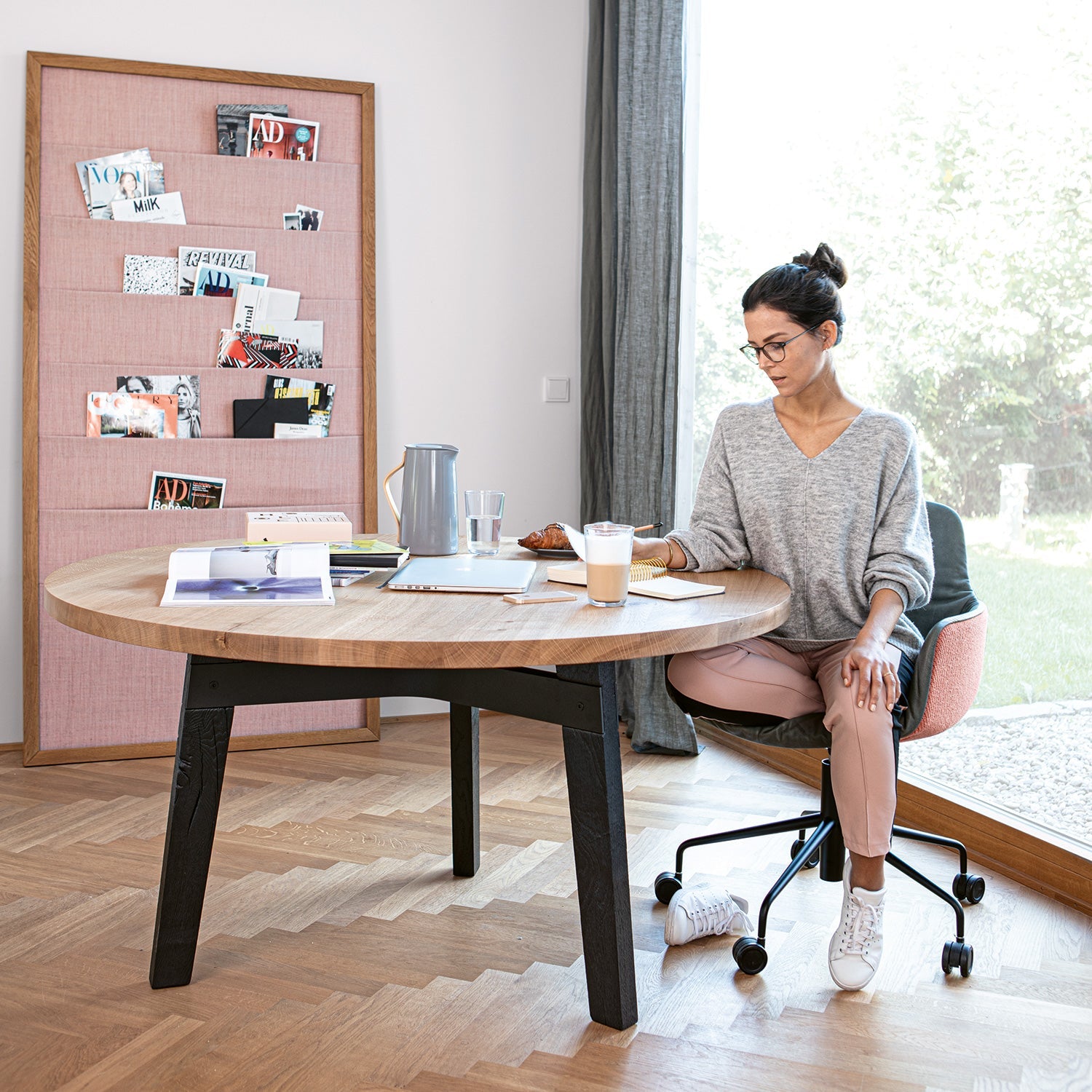 janua | bb 31 connect table round | white pigmented oak + black base 110x75cm