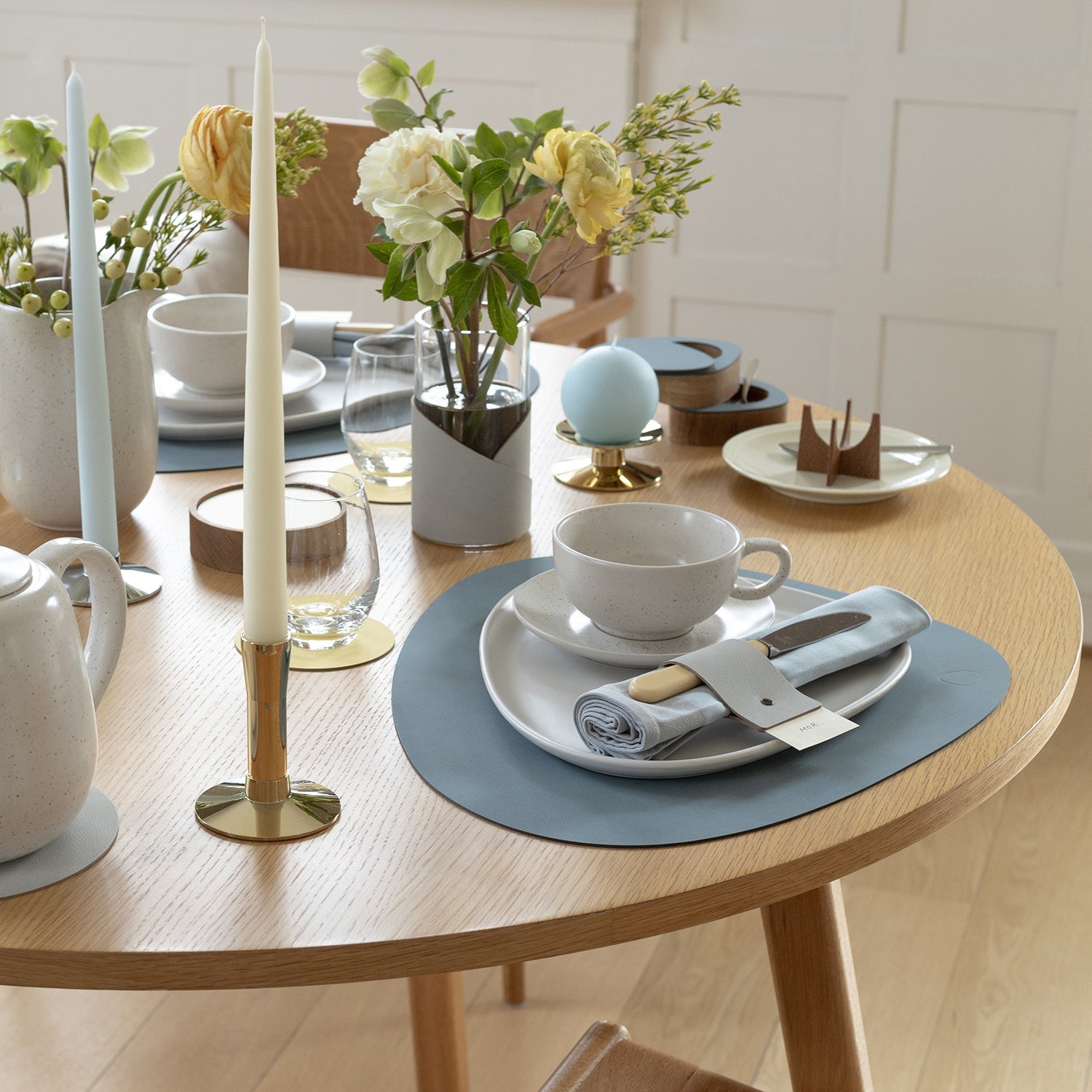 lind dna | table mat | curve large | nupo light blue