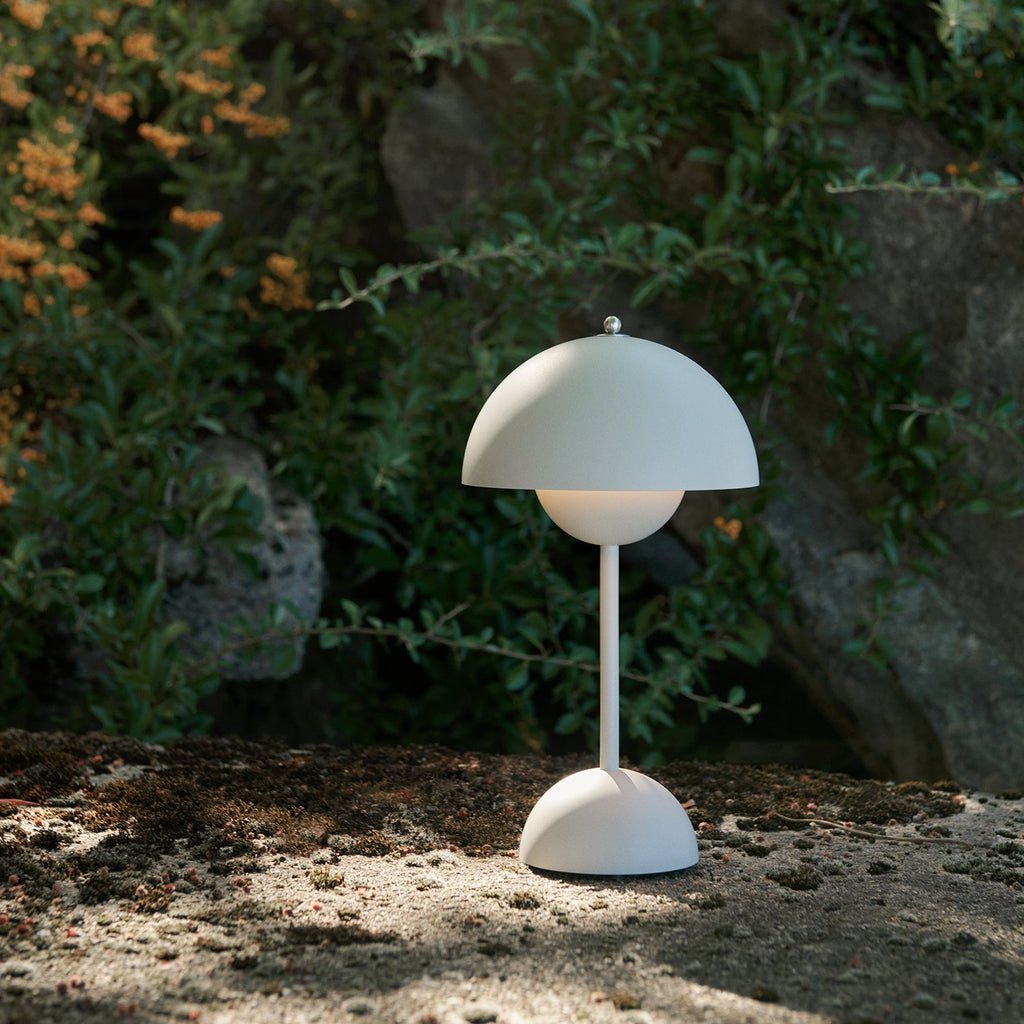 &tradition | flowerpot VP9 portable lamp | matte white